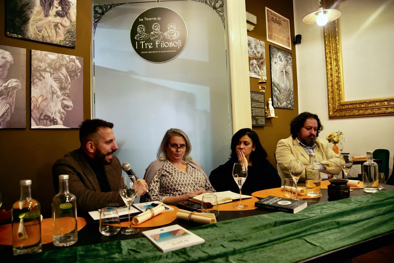 Al tavolo dei relatori