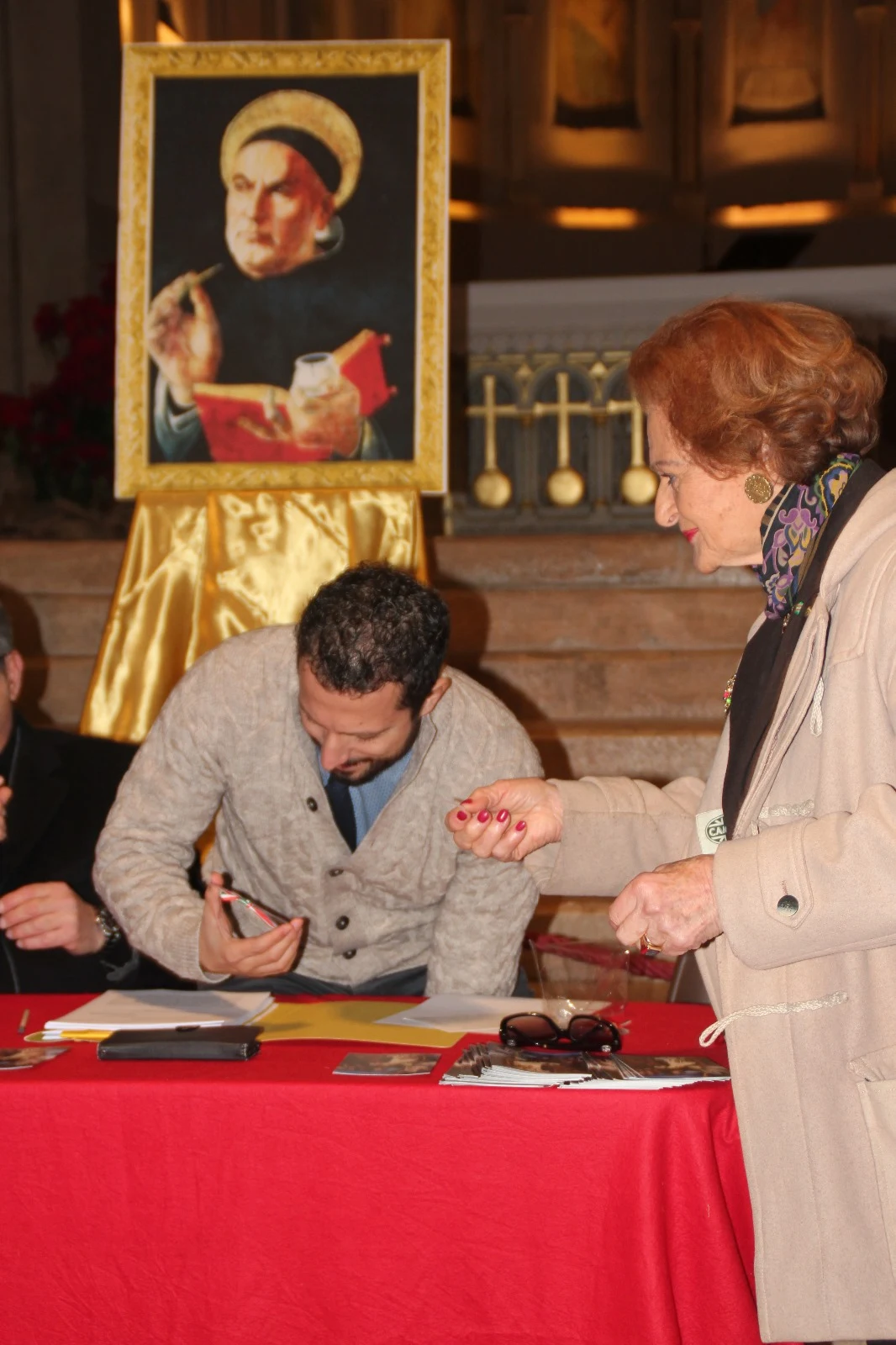 Il momento della consegna come socio della "Dante Alighieri"