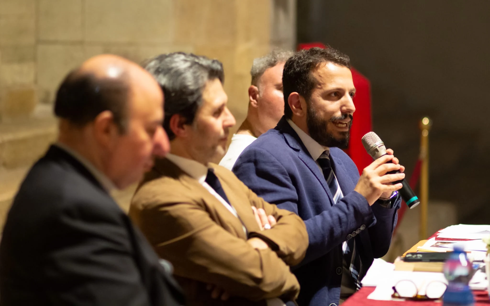 Al tavolo dei relatori